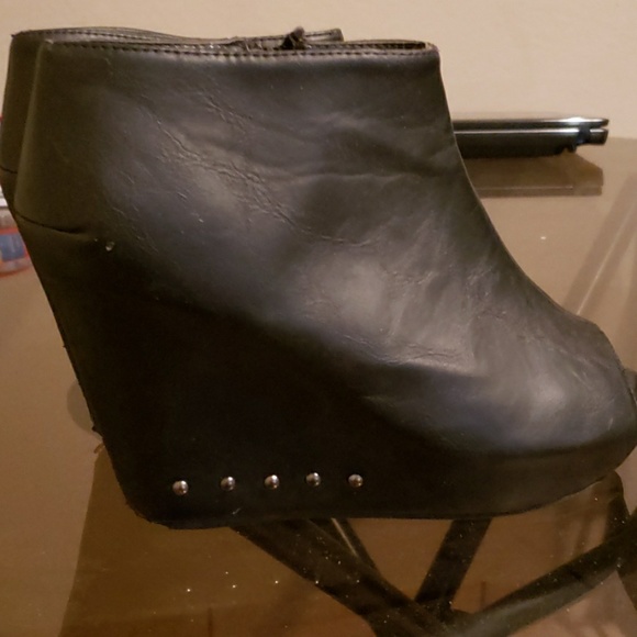 Heels - Picture 2 of 3